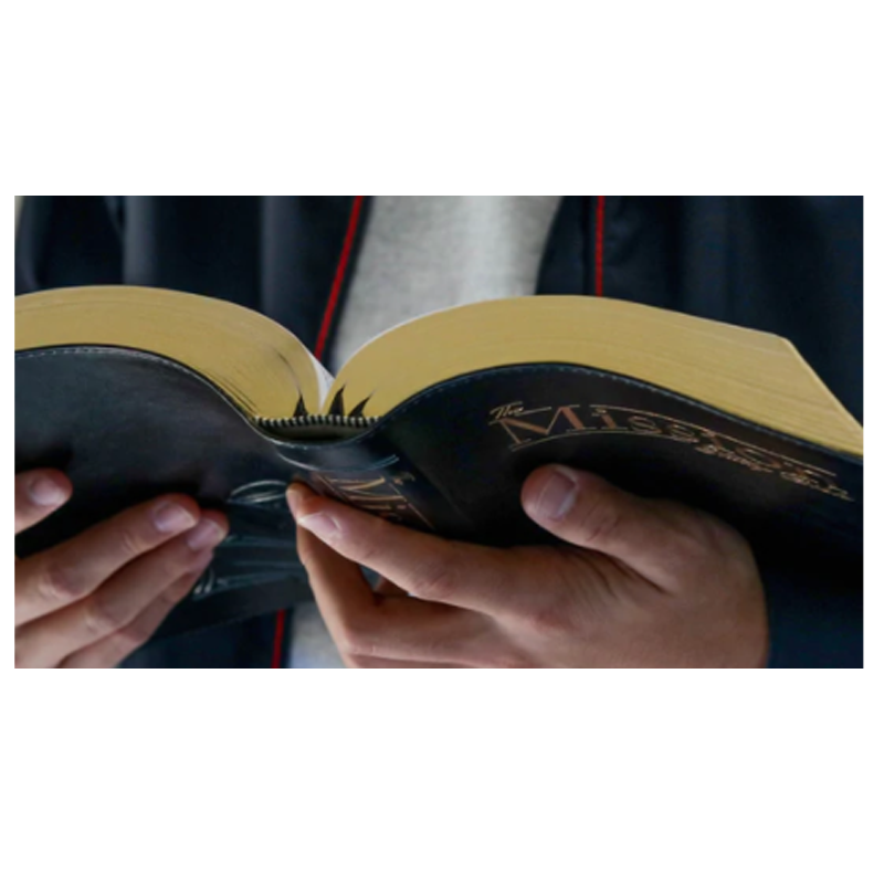 Biblia De Estudio con comentarios de Elena White (BLACK) by Oklahoma Academy Publications