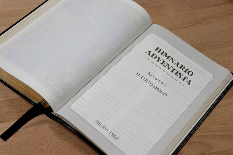 Biblia De Estudio con comentarios de Elena White (BLACK) by Oklahoma Academy Publications